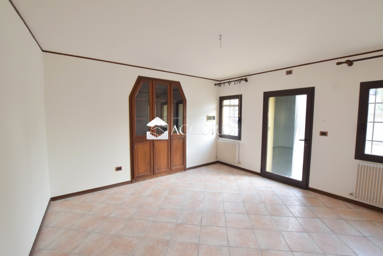 Casa indipendente con terrazzo a Giavera del Montello