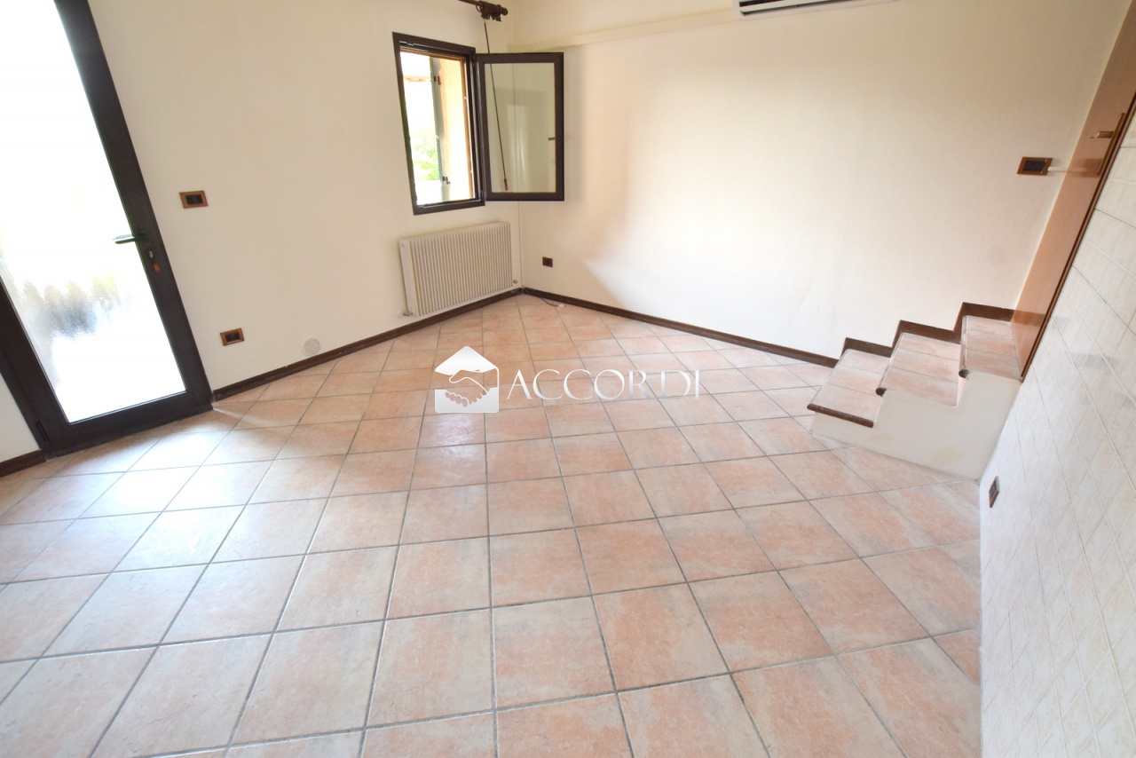 Casa indipendente con terrazzo a Giavera del Montello