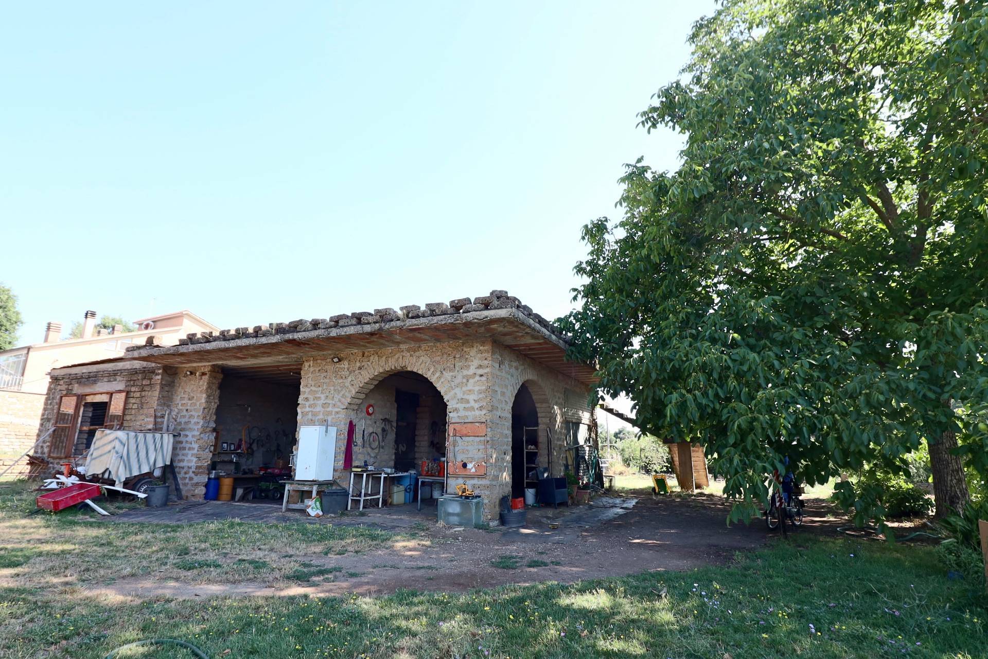 Stabile in vendita a Vetralla, Giardino
