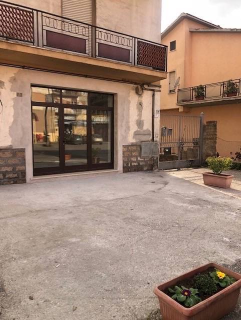 Locale commerciale in affitto a Vetralla