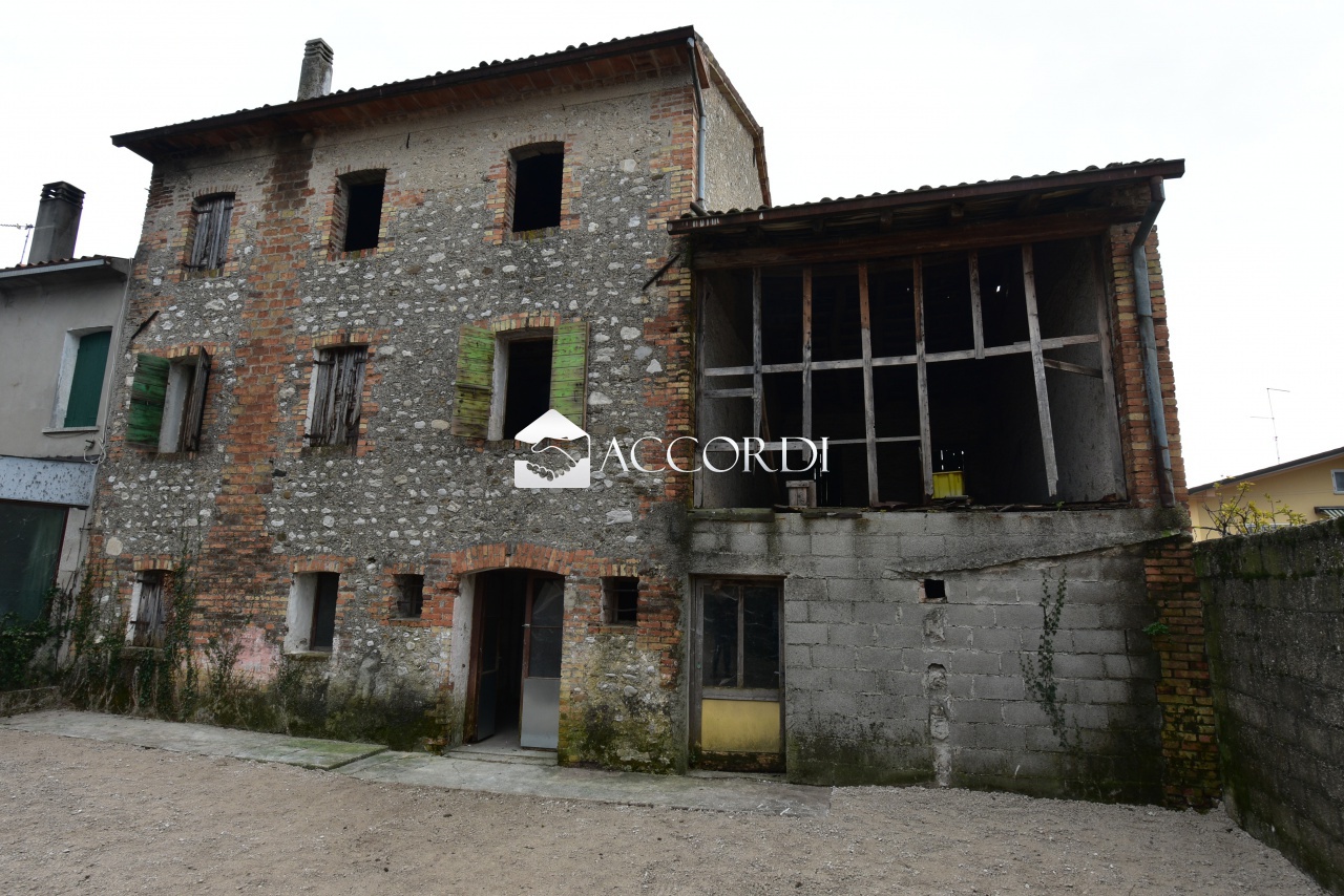 Rustico con giardino a Pieve di Soligo