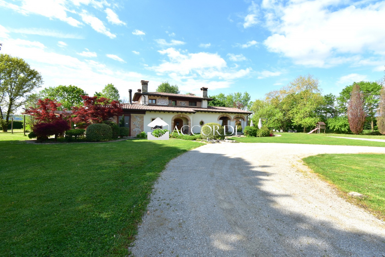 Villa con giardino a Moriago della Battaglia