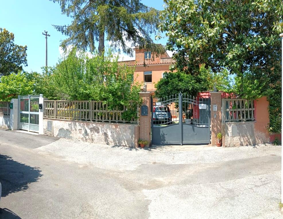 Villa Bifamiliare con giardino in via appia nuova 1248, Roma