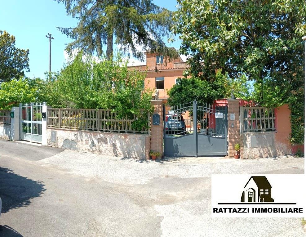 Villa Bifamiliare con giardino in via appia nuova 1248, Roma