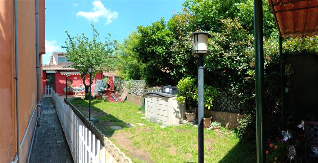 Appartamento con giardino in via appia nuova 1248, Roma