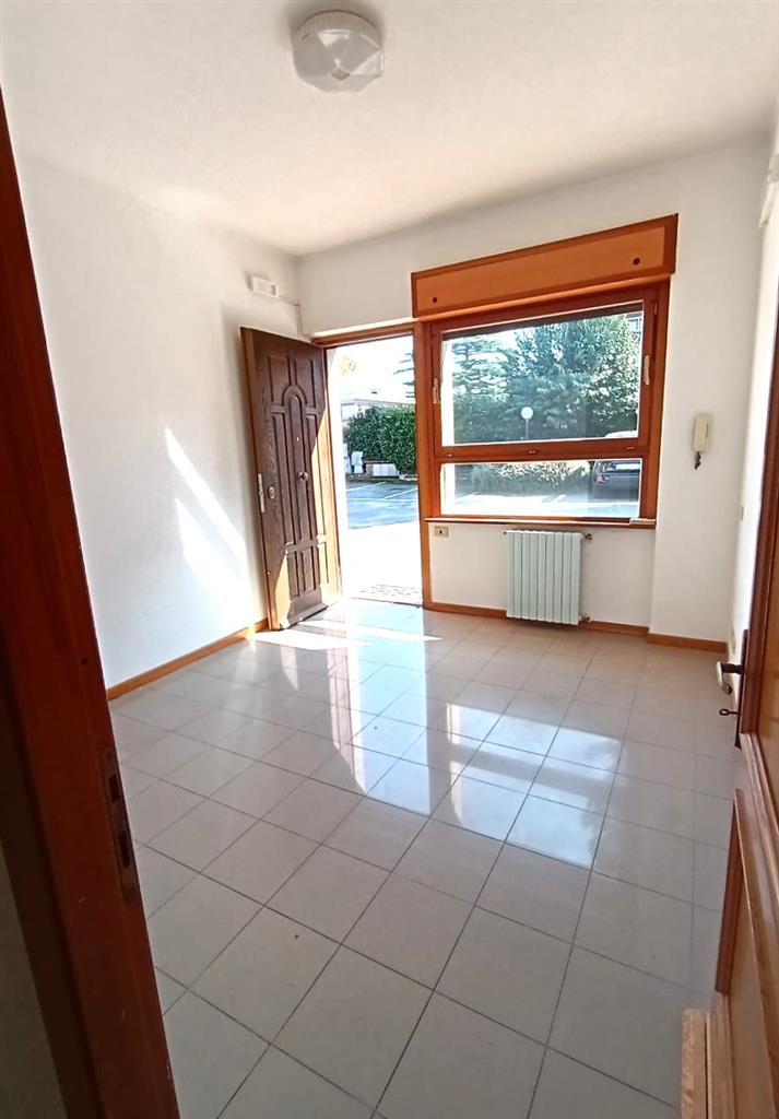 Ufficio con giardino in via della stazione di ciampino 14, Roma