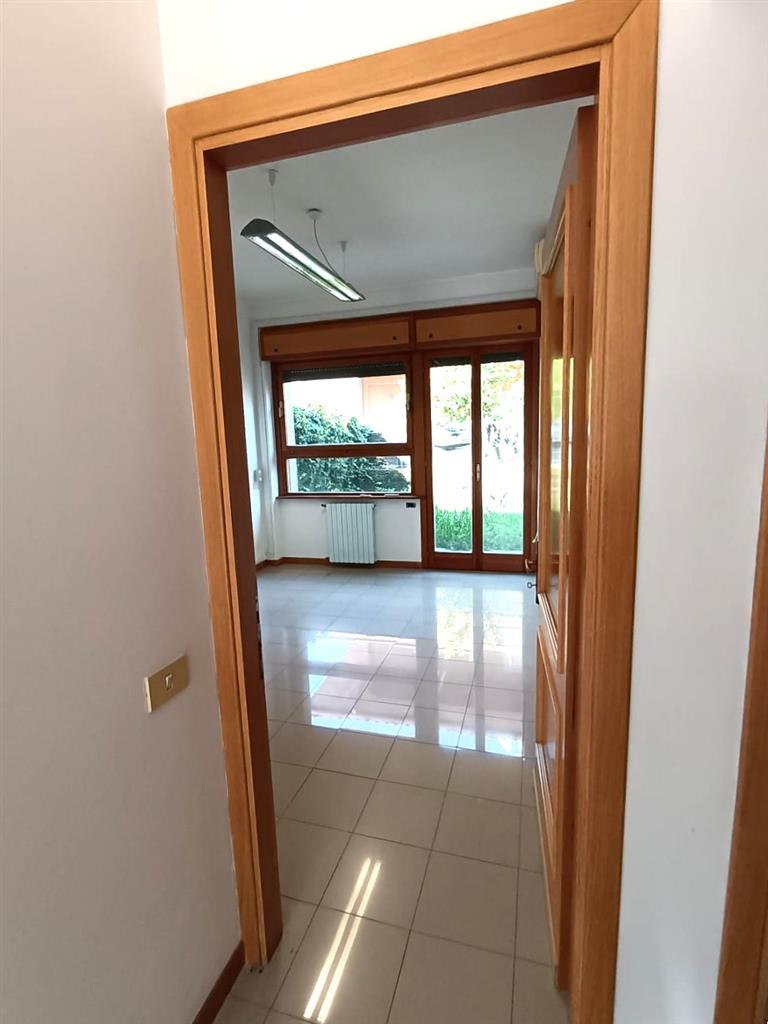 Ufficio con giardino in via della stazione di ciampino 14, Roma