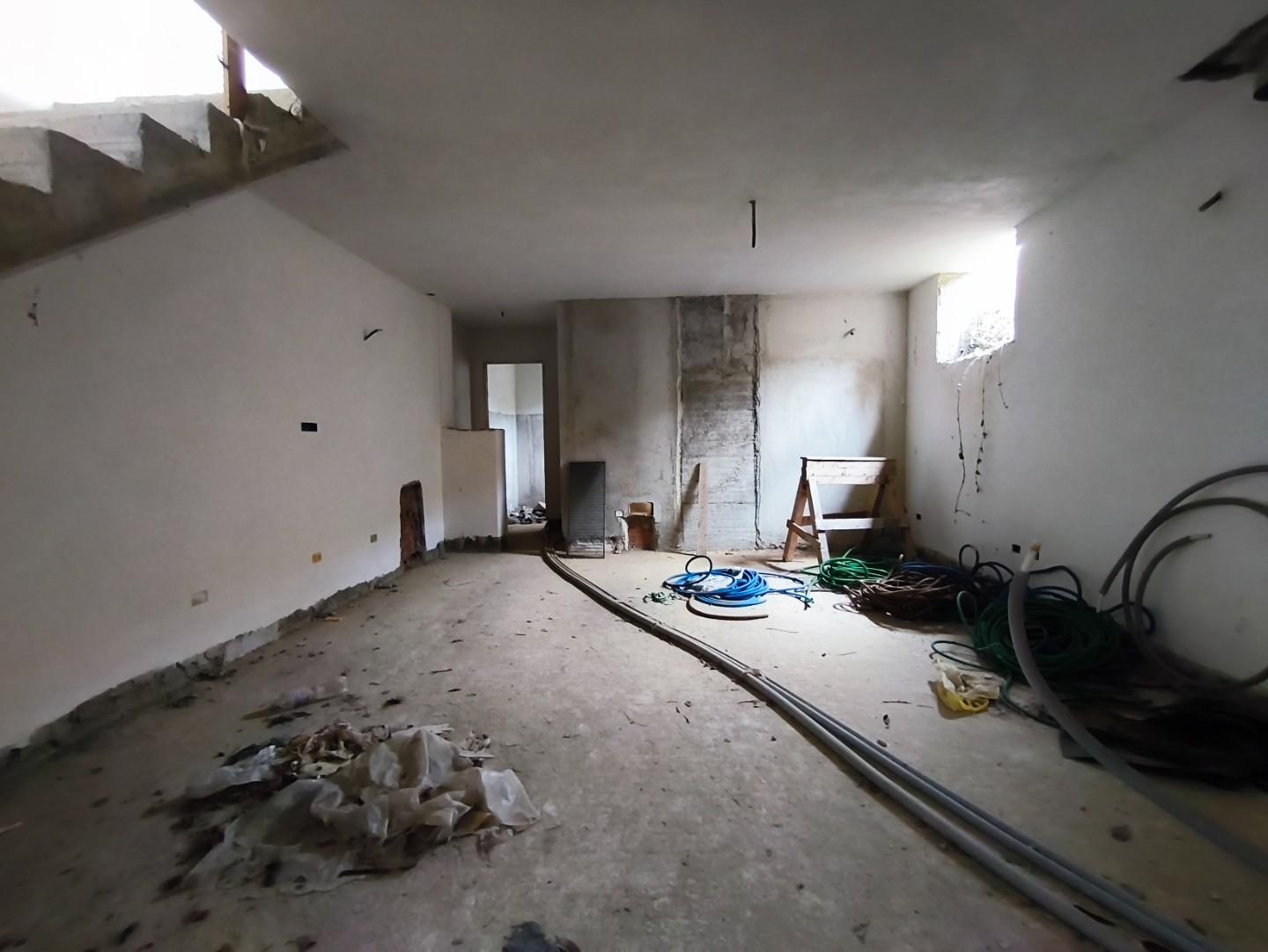 Casa indipendente con giardino, Ortonovo isola