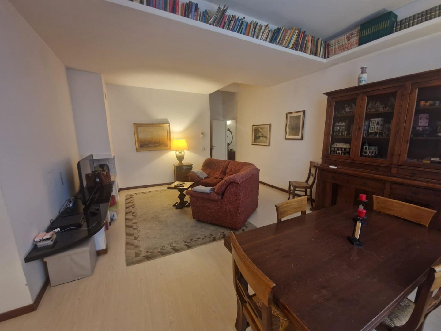 Appartamento con terrazzo, Carrara avenza