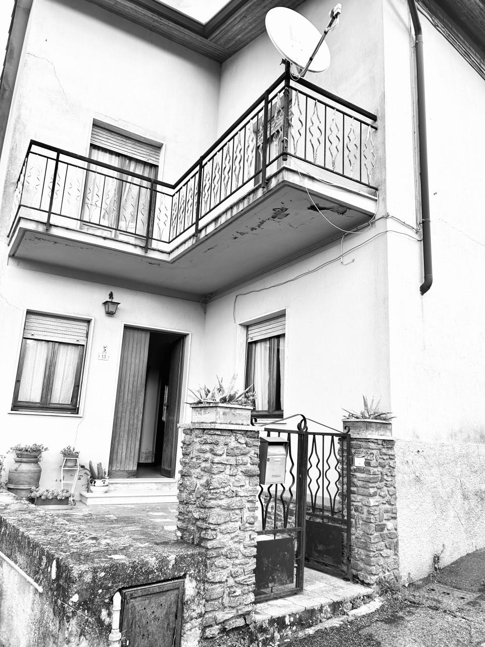 Casa indipendente con giardino, Ortonovo casano