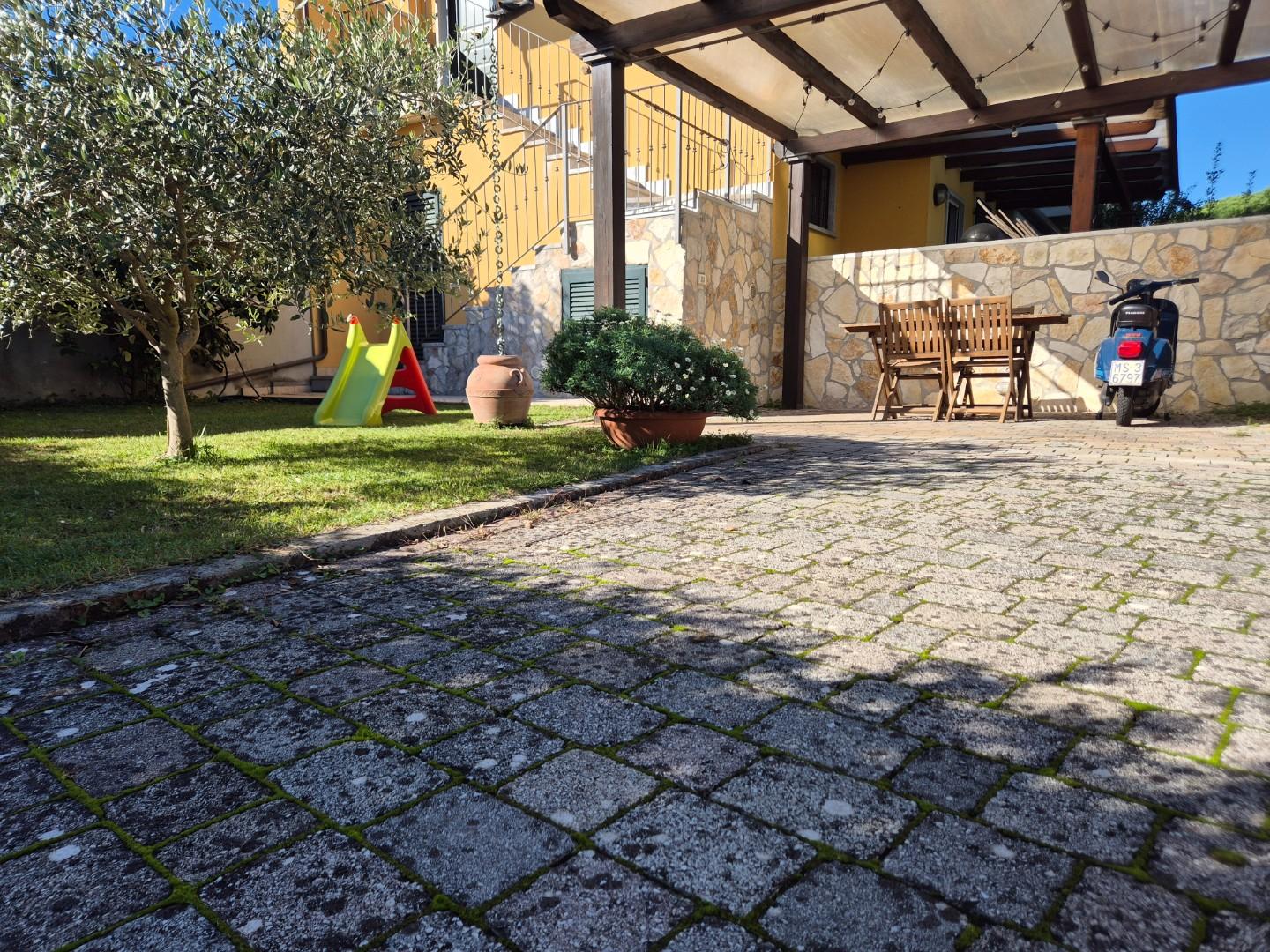 Casa indipendente con giardino, Carrara avenza