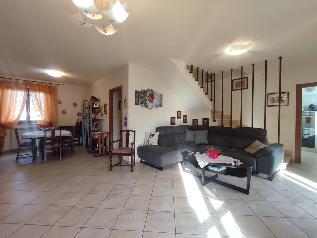 Appartamento con terrazzi, Carrara avenza