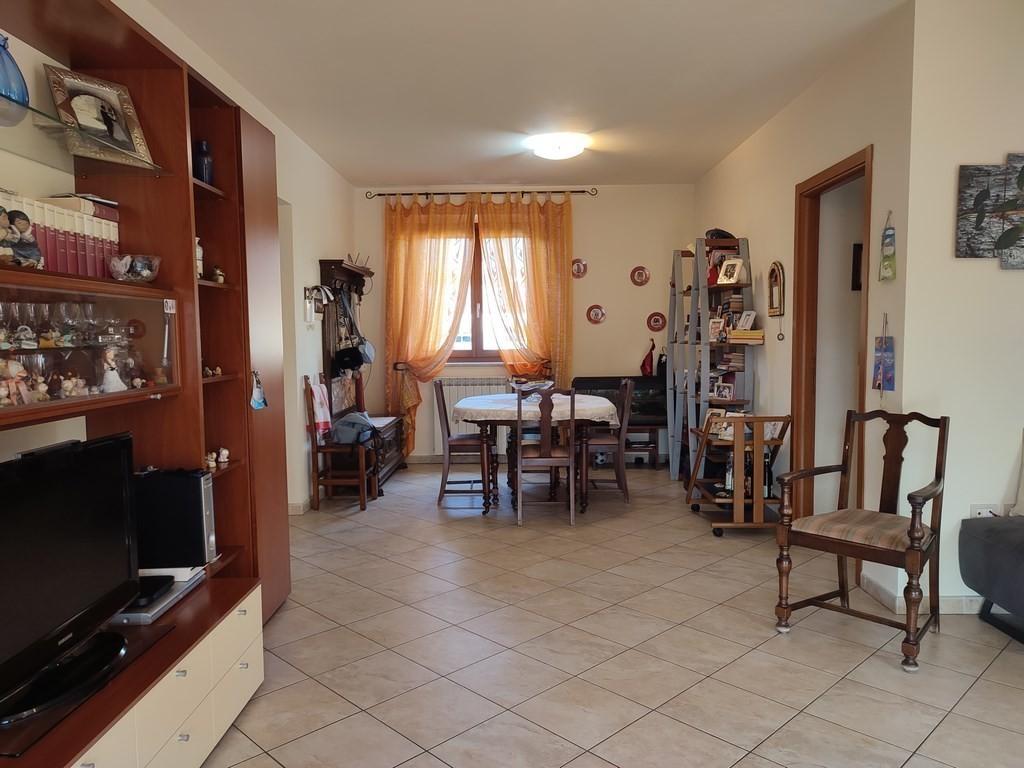 Appartamento con terrazzi, Carrara avenza