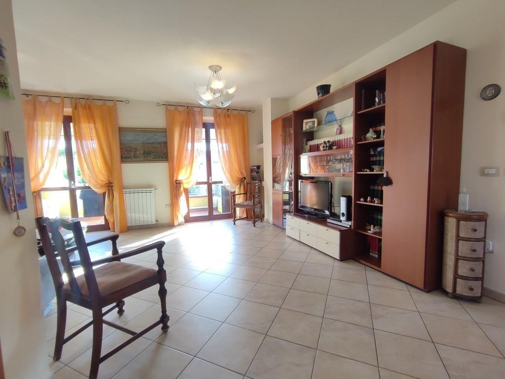 Appartamento con terrazzi, Carrara avenza