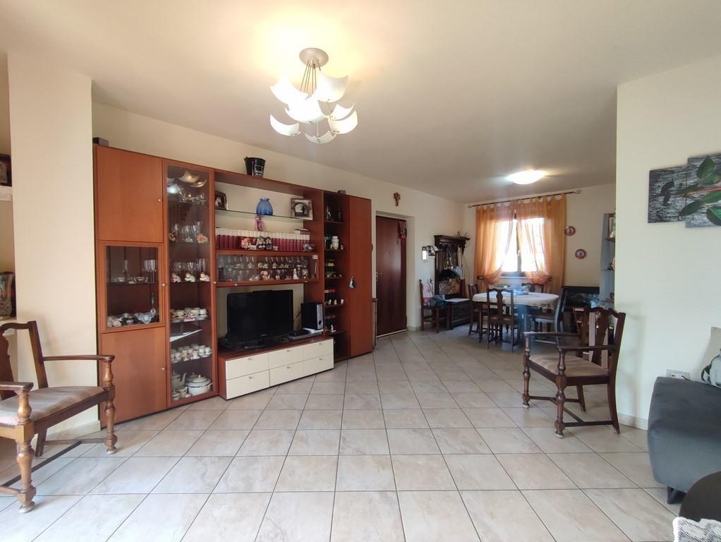 Appartamento con terrazzi, Carrara avenza