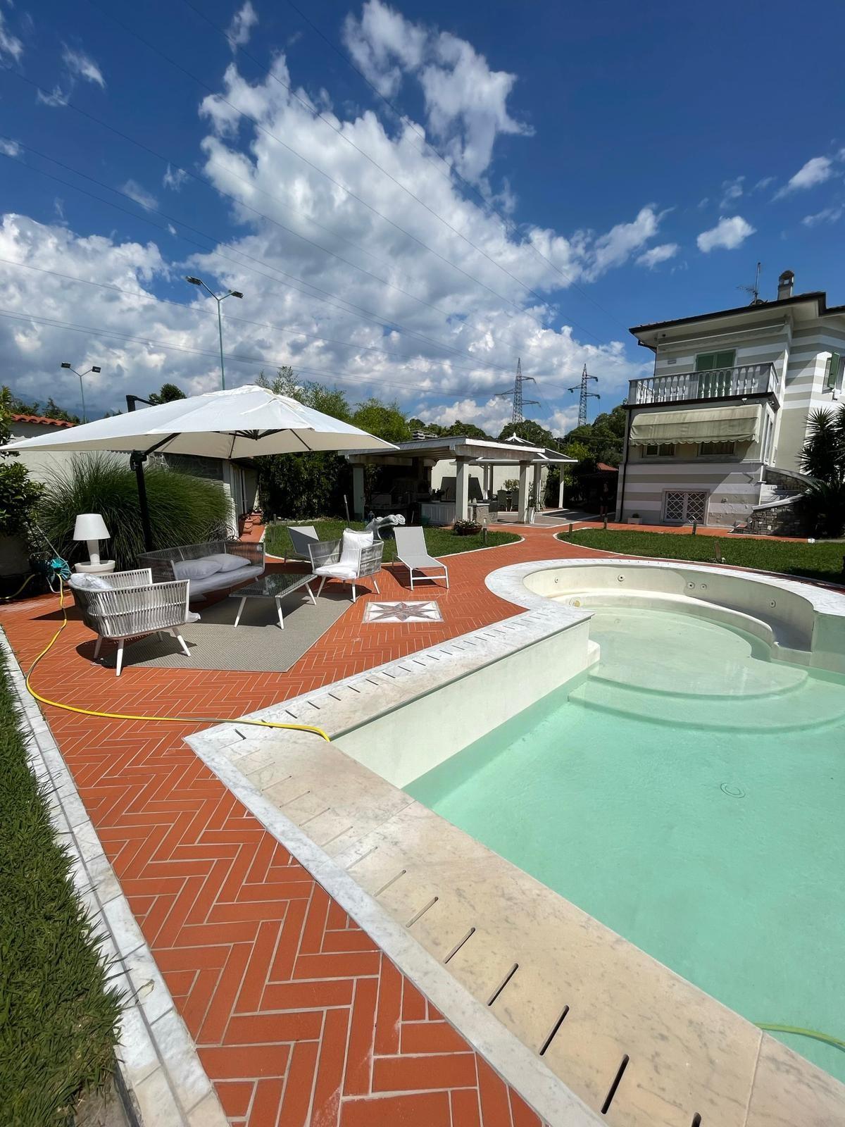 Villa con giardino, Carrara avenza