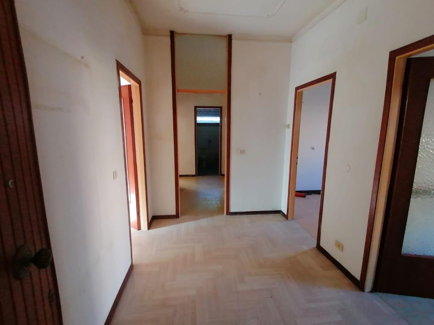 Appartamento da ristrutturare, Carrara zona stadio