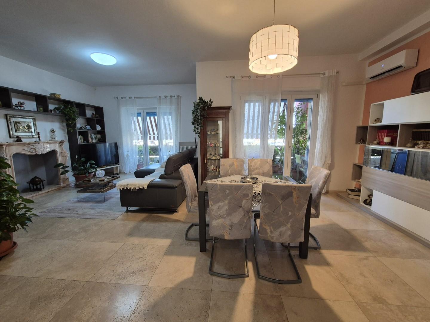 Appartamento con terrazzi, Carrara avenza