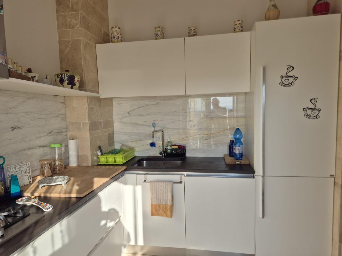 Appartamento con terrazzi, Carrara avenza