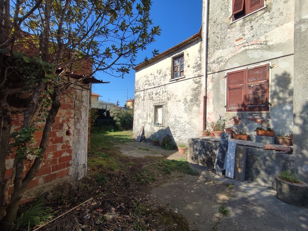 Casa indipendente con giardino, Ortonovo isola