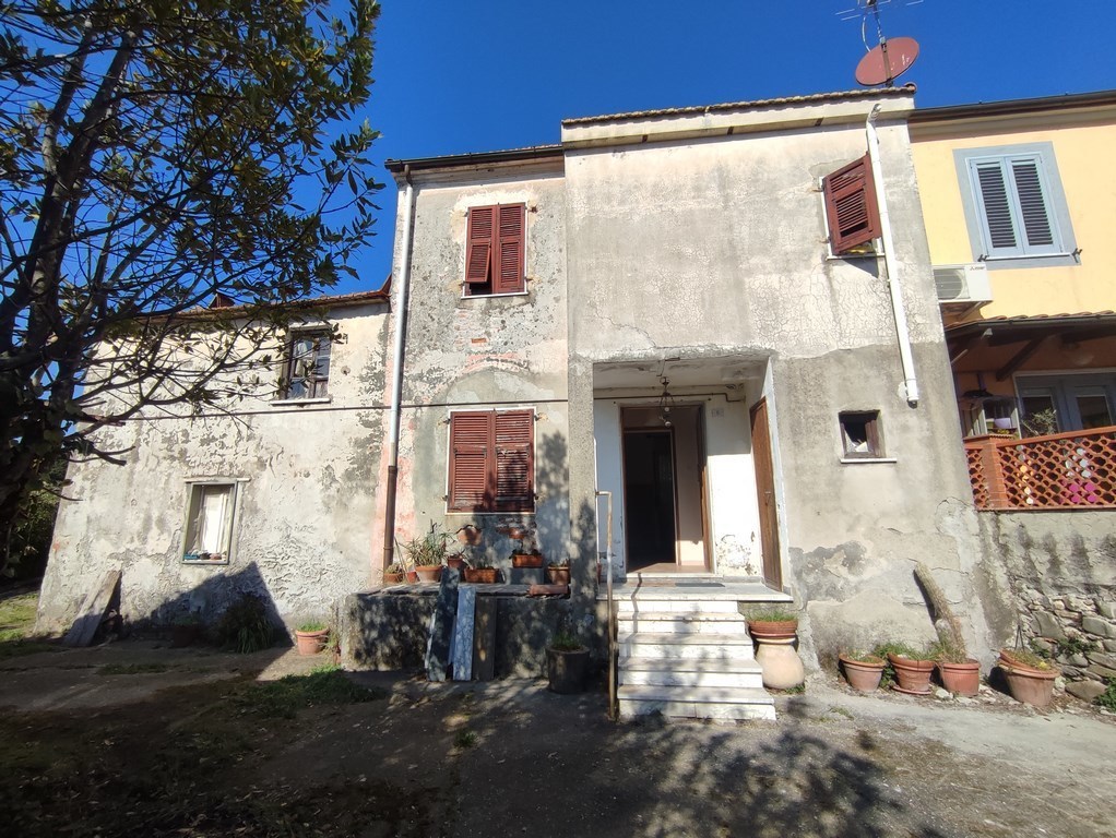 Casa indipendente con giardino, Ortonovo isola