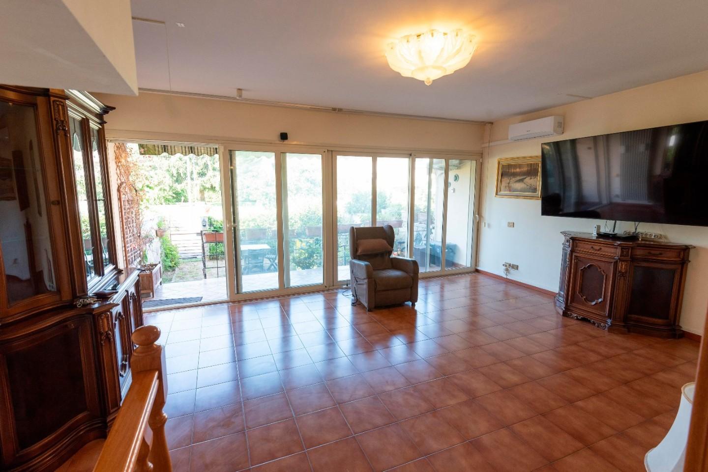 Villa con giardino, Ortonovo dogana