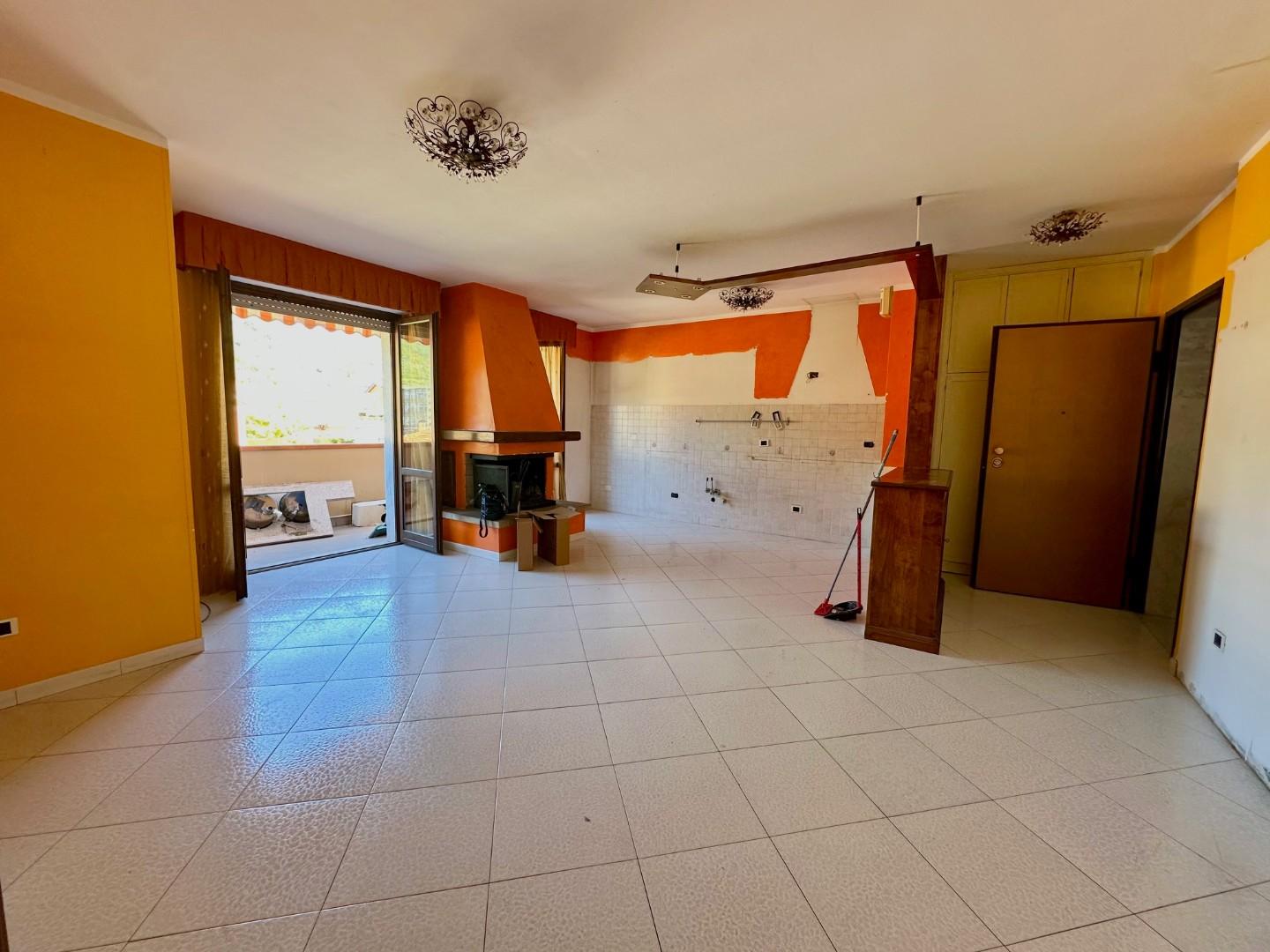 Appartamento con terrazzi, Carrara ponte cimato