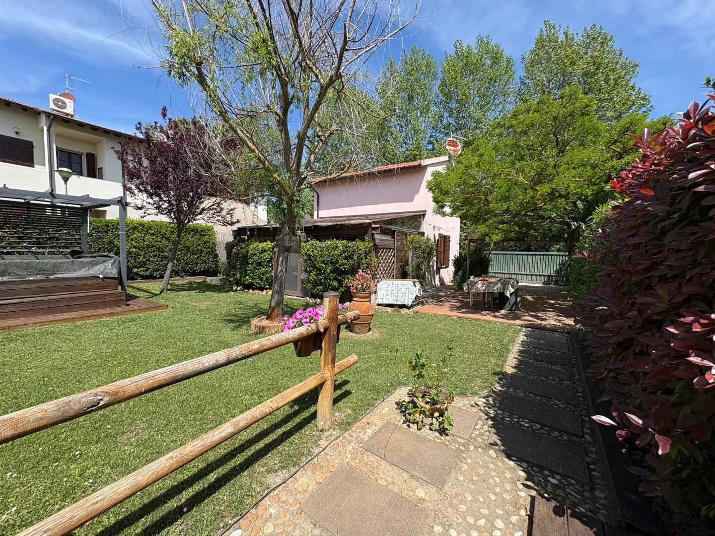 Rustico con giardino, Pisa marina di