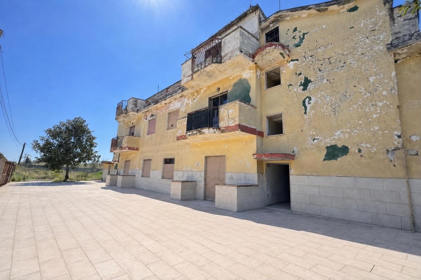 Stabile/Palazzo da ristrutturare a Mondragone