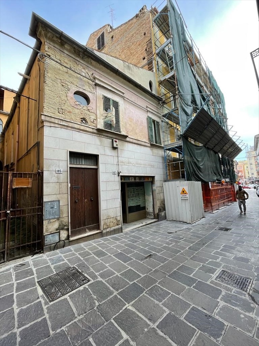Trilocale da ristrutturare in via cesare de lollis 89, Chieti