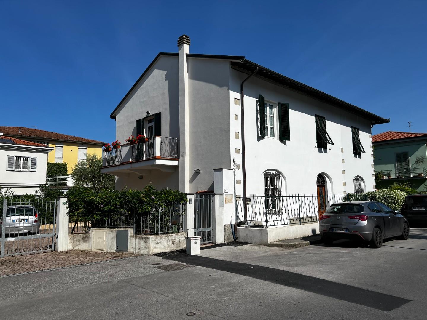 Villa Bifamiliare ristrutturata, Lucca arancio