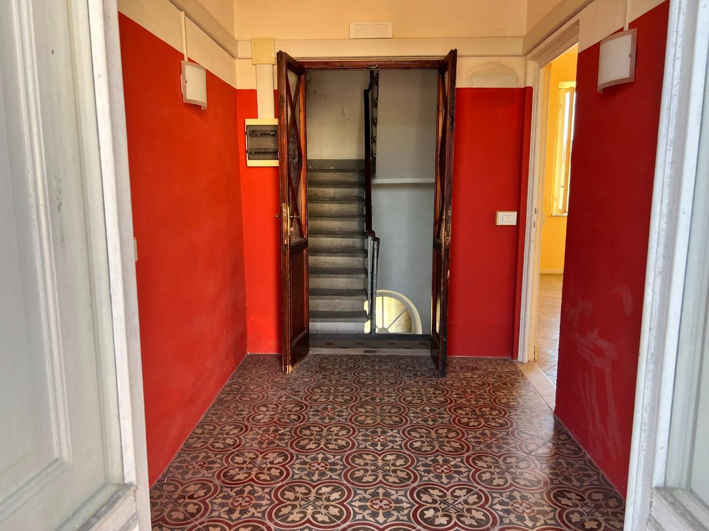 Ufficio da ristrutturare, Lucca arancio