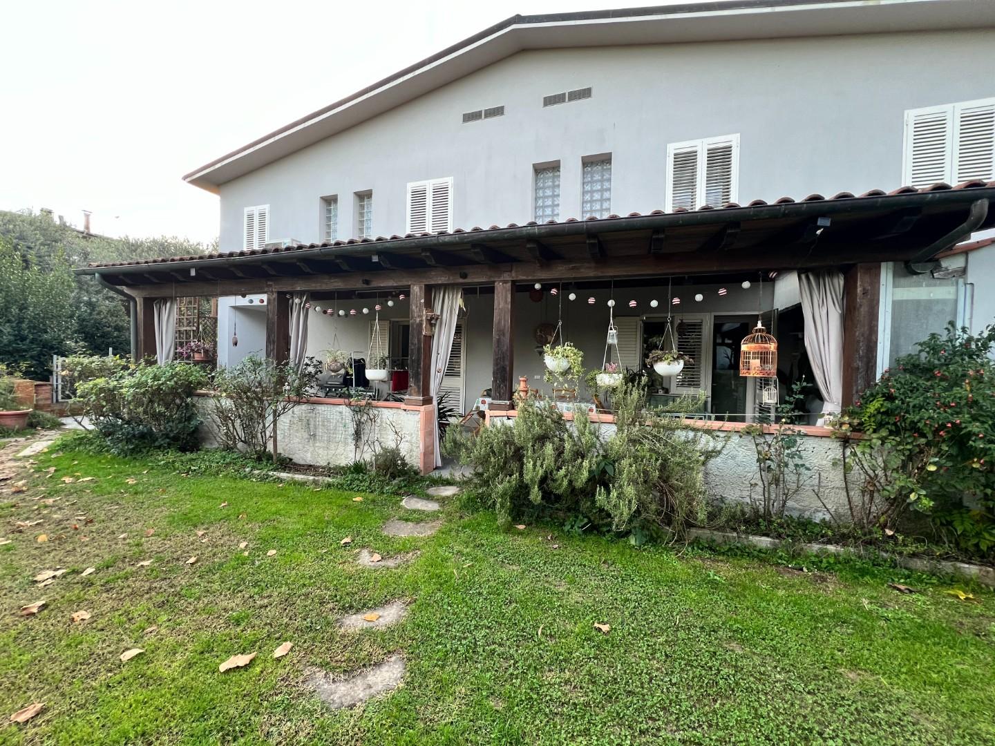 Villa Bifamiliare con giardino a Capannori