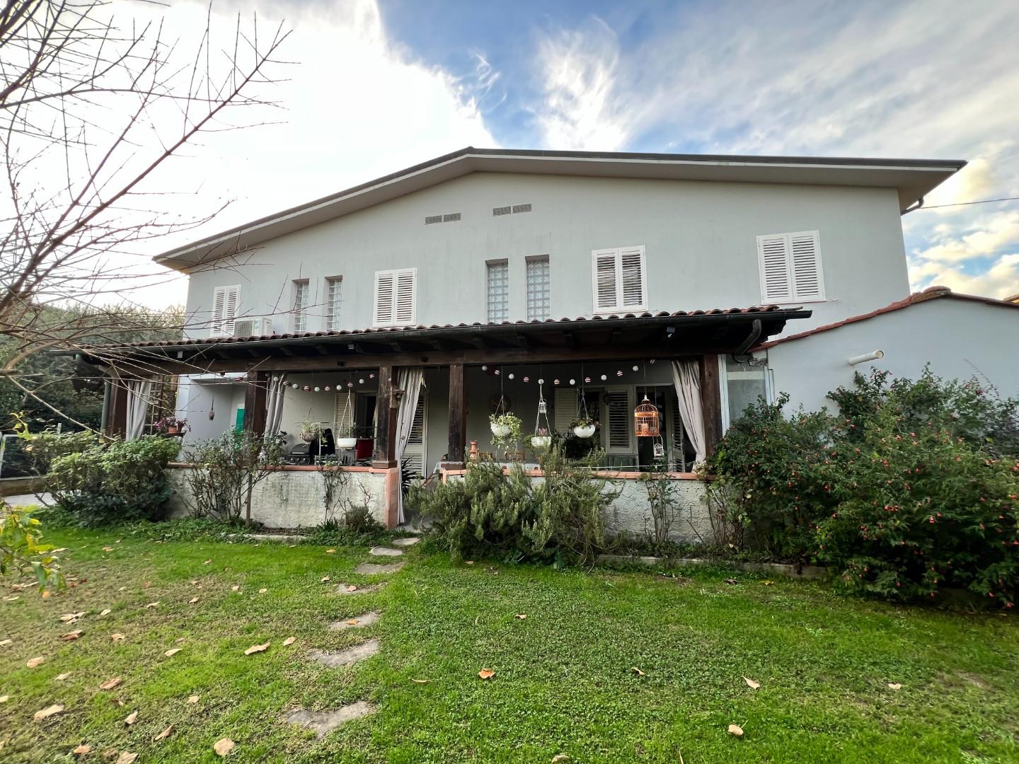 Villa Bifamiliare con giardino a Capannori