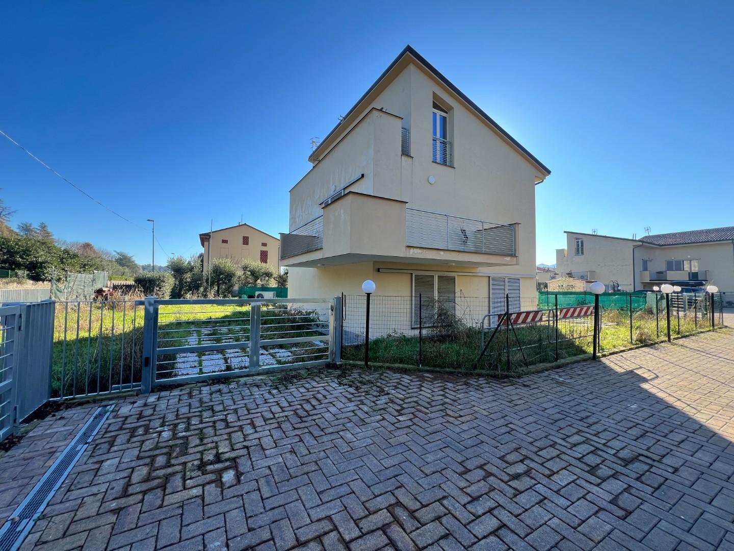 Villa Bifamiliare con giardino, Lucca sant'alessio