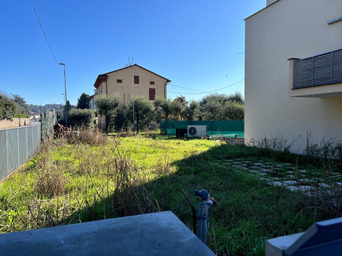 Villa Bifamiliare con giardino, Lucca sant'alessio