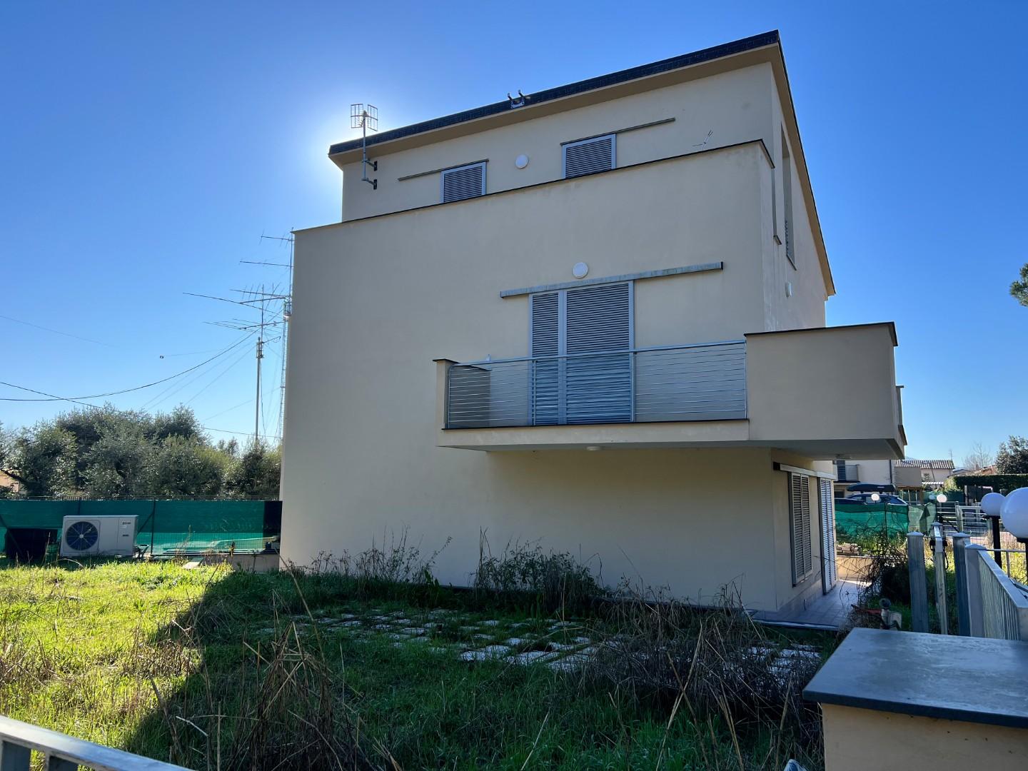 Villa Bifamiliare con giardino, Lucca sant'alessio