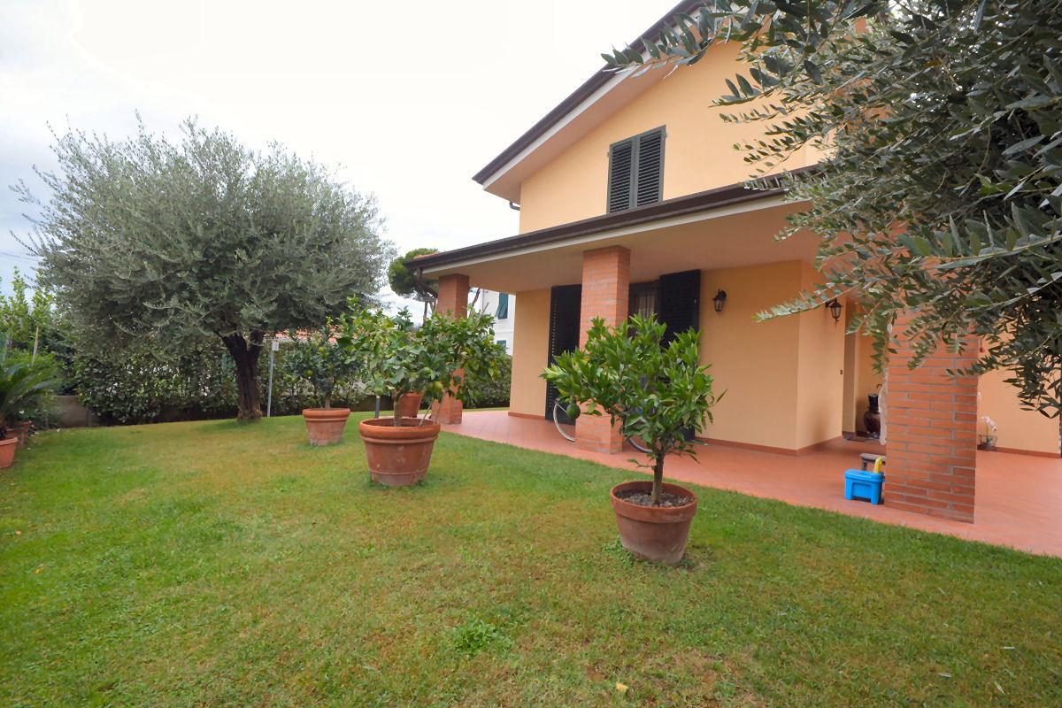 Villa con giardino, Lucca san pietro a vico