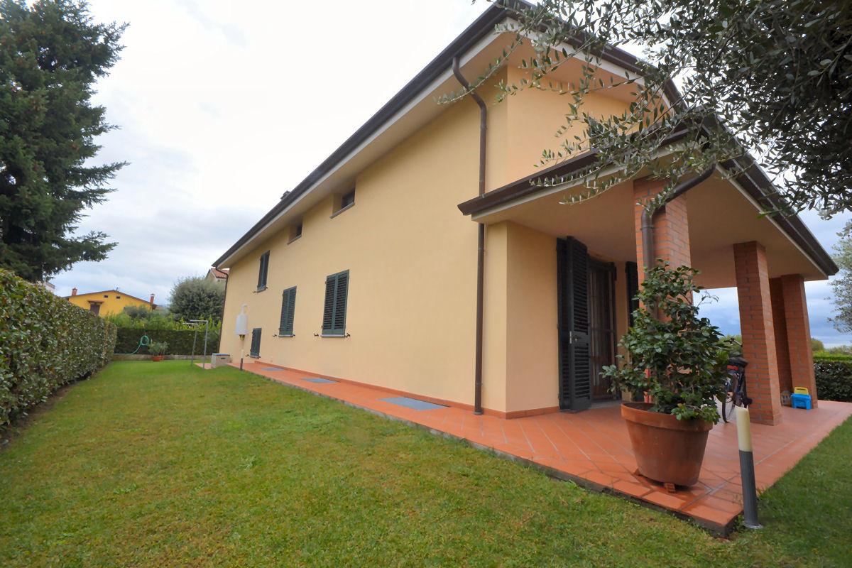 Villa con giardino, Lucca san pietro a vico