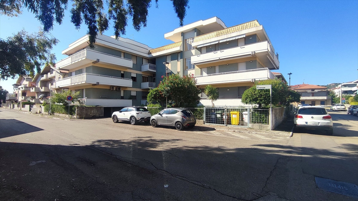 Trilocale con box in via firenze 2, Silvi