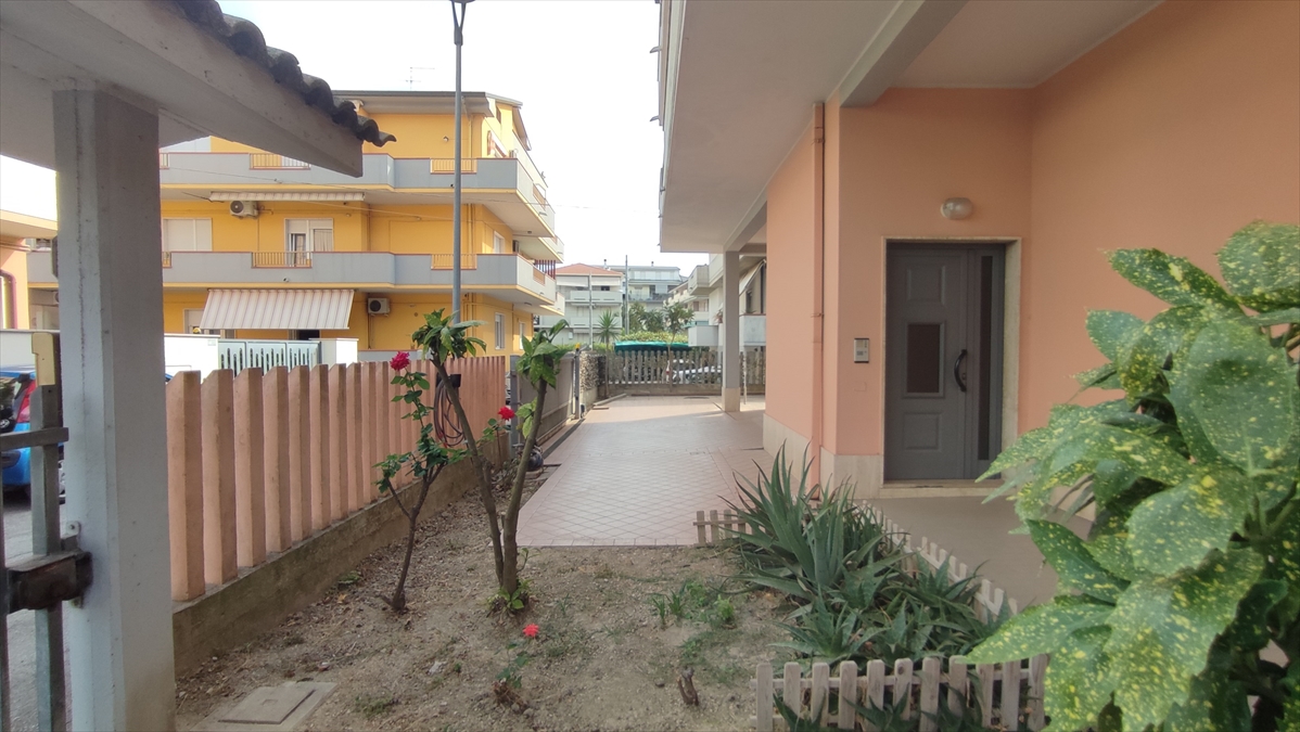 Casa indipendente con giardino in via roma 355, Silvi