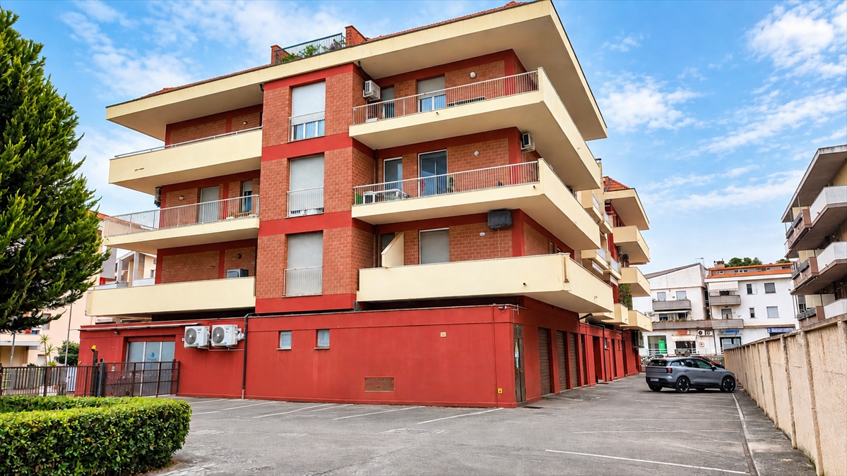 Appartamento con box, Silvi centro