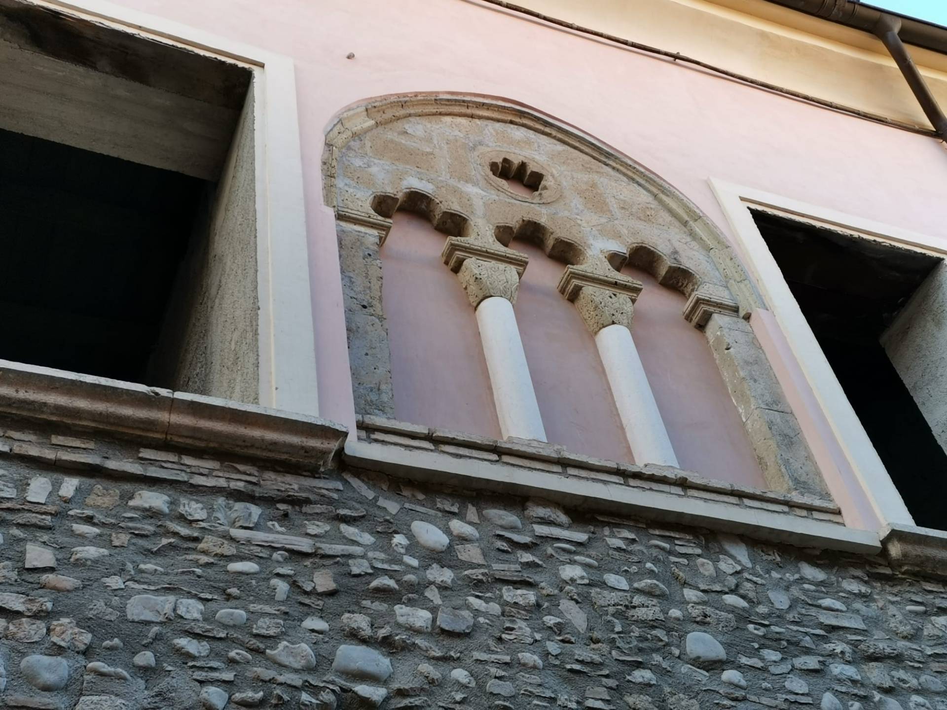 INTERO STABILE in vendita a Benevento, CENTRO STORICO