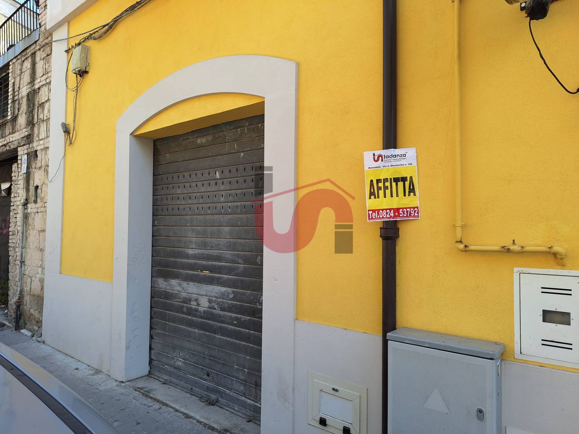 Locale commerciale in affitto a Benevento, Centro