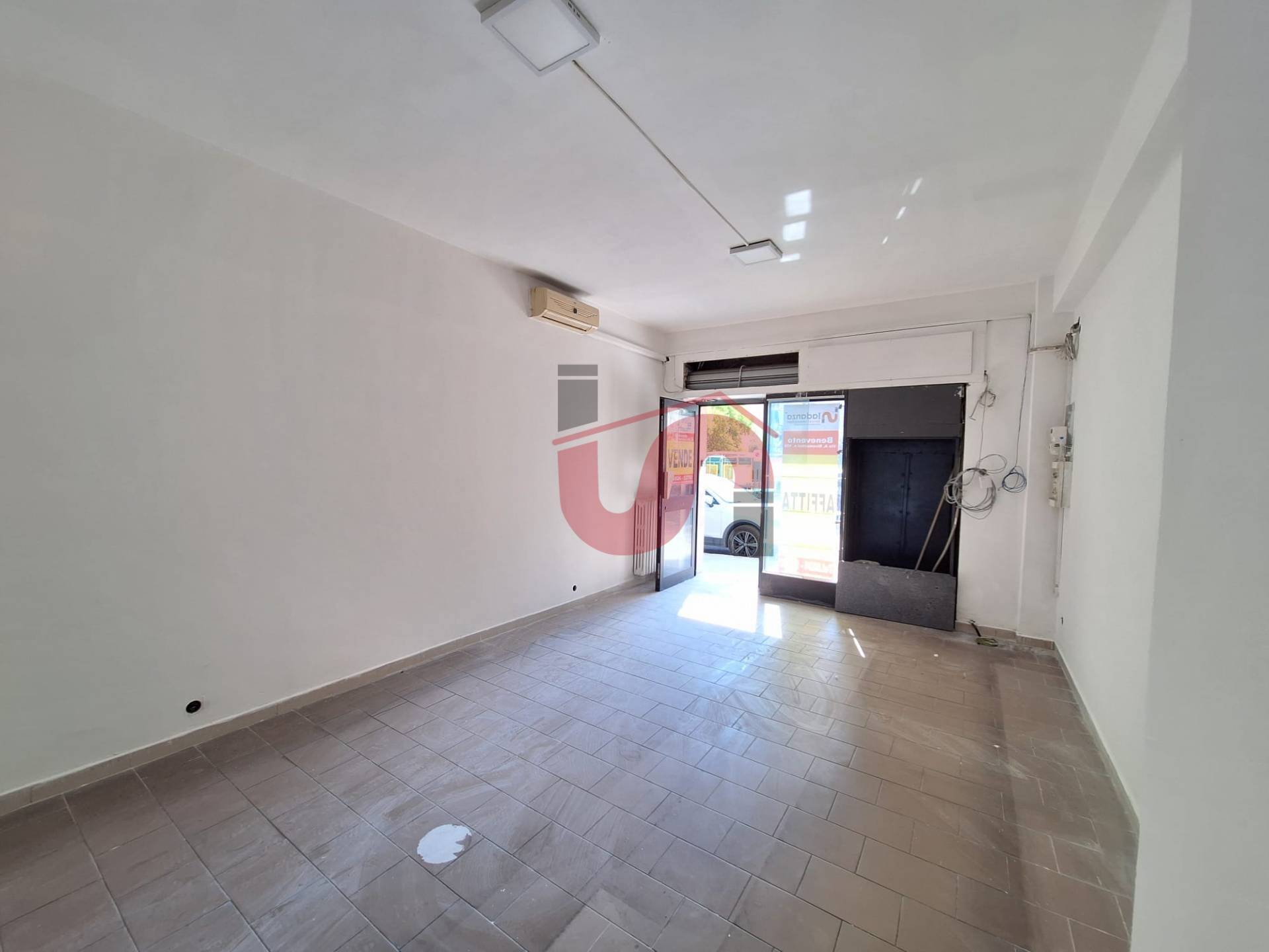 Locale commerciale in affitto a Benevento, Mellusi/Atlantici