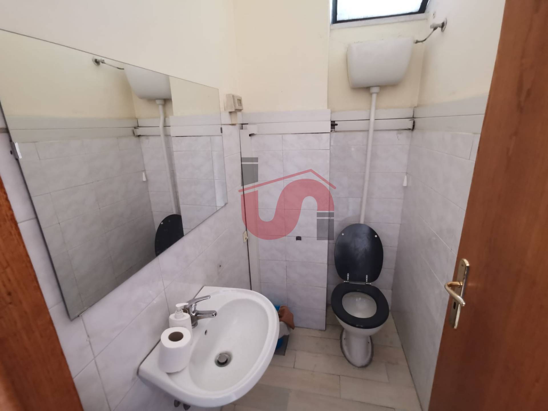 Locale commerciale in vendita a Benevento, Mellusi