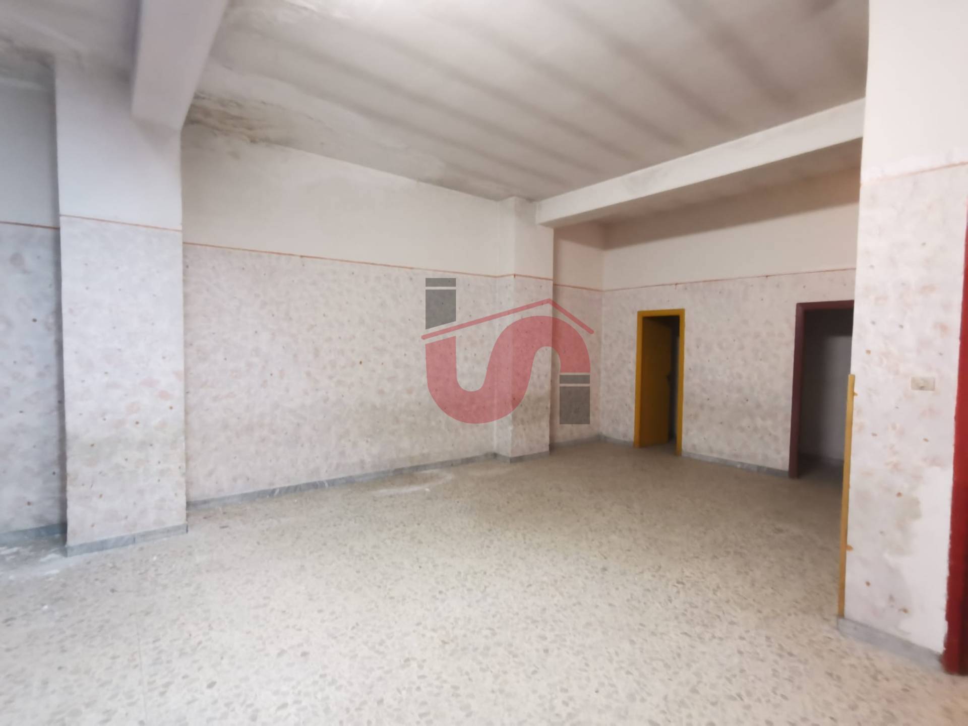 Locale commerciale in vendita a Benevento, Mellusi