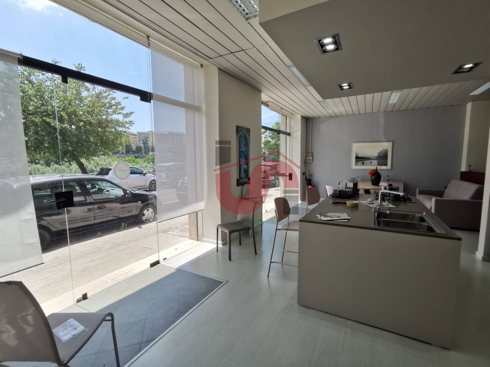 Locale commerciale in vendita a Benevento, Ferrovia