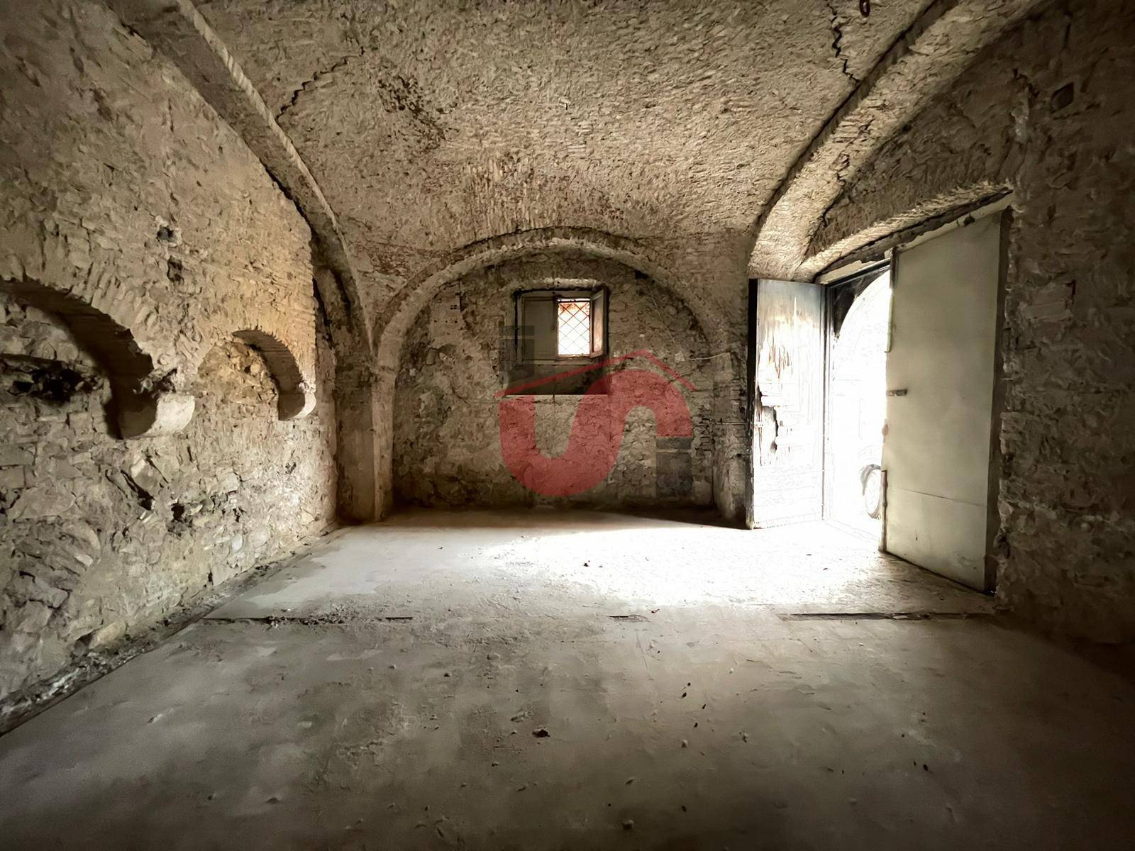 Locale commerciale in vendita a Benevento, CENTRO STORICO