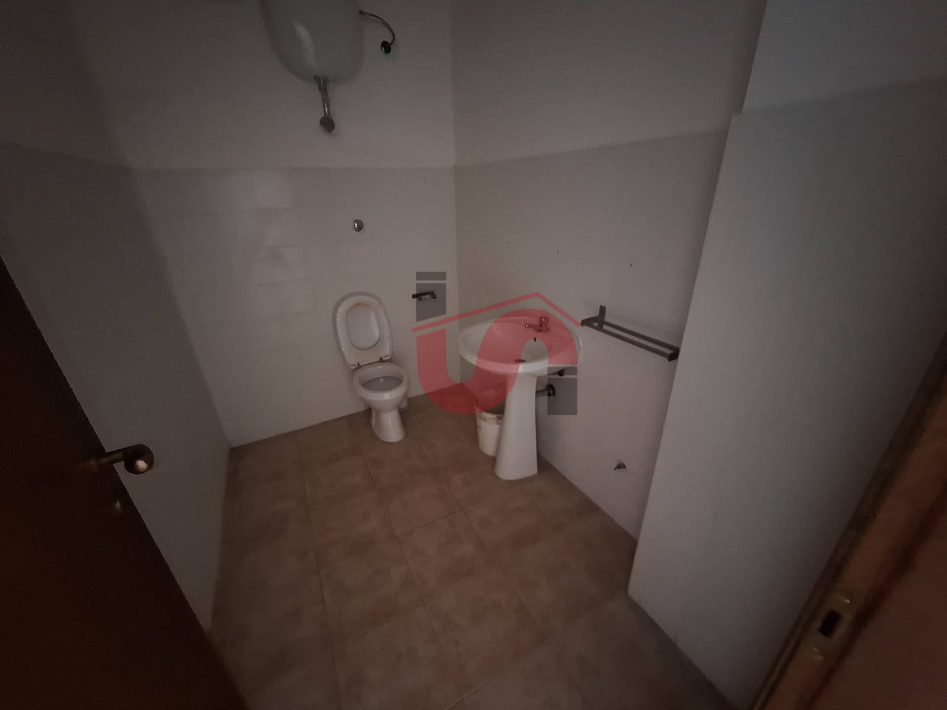 Locale commerciale in vendita a Benevento, Centro